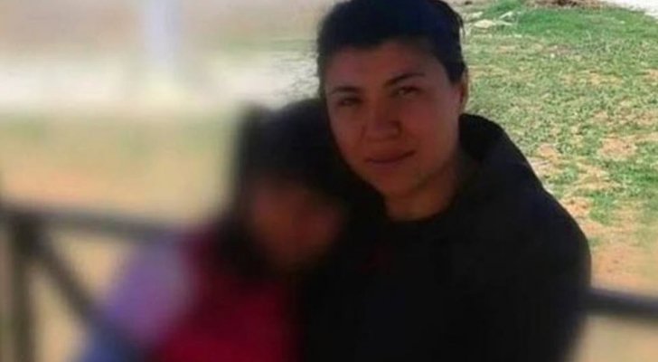 طفلة تركية أمام أمها المضرجة بالدماء: