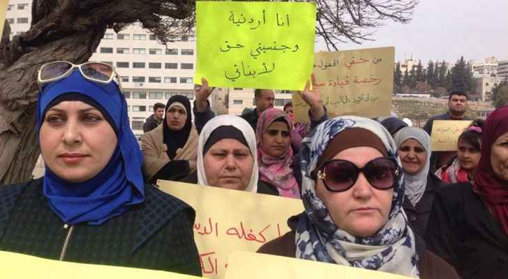’أمي أردنية‘ تحتج أمام مجلس النواب..