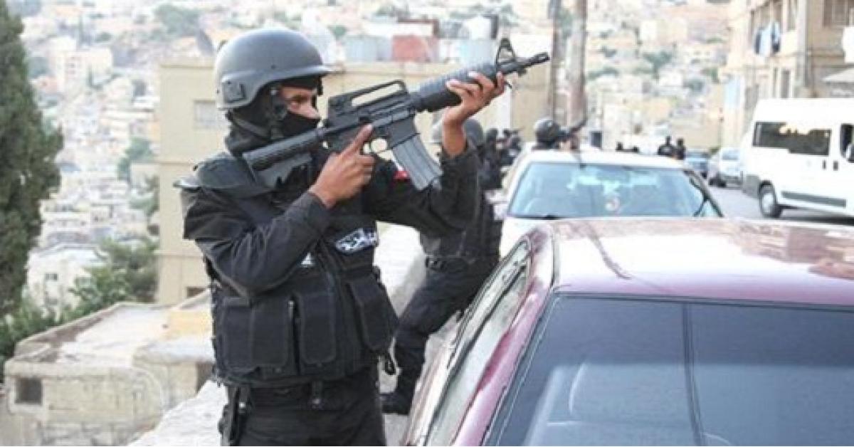 إصابة اثنين من مرتبات الامن خلال