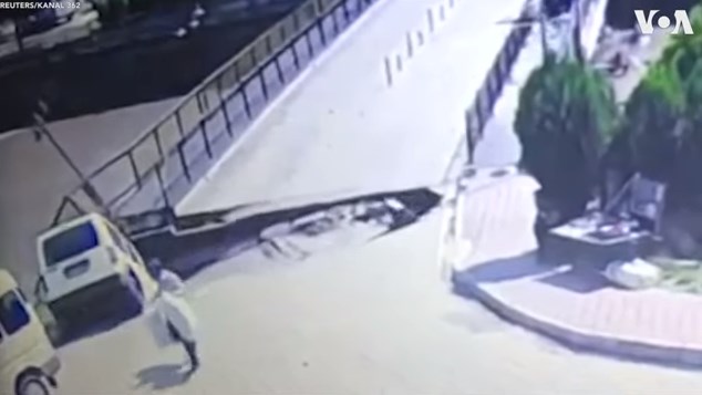 شاهد.. مشهد مروع للحظة انهيار جسر