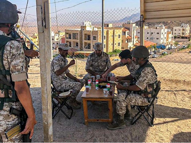 ولي العهد يشارك ببرنامج عسكري مع