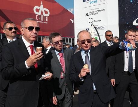 بوتين وأردوغان يتناولان آيس كريم.. فمن