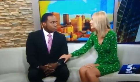 بالفيديو.. . مذيعة تعتذر لزميلها على