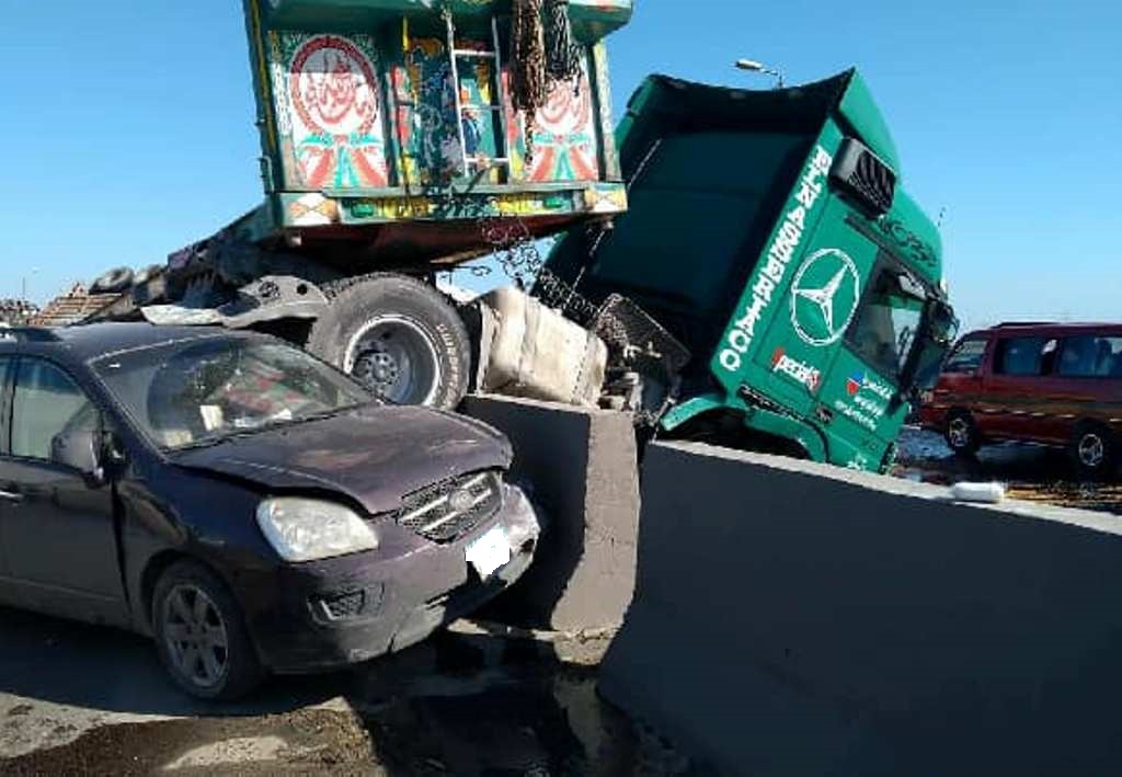 وفاة وإصابتان بتصادم تريلا ومركبة في