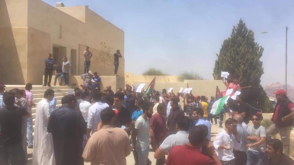 ’النوافلة‘ يحتجون أمام متصرفية البترا (صور)
