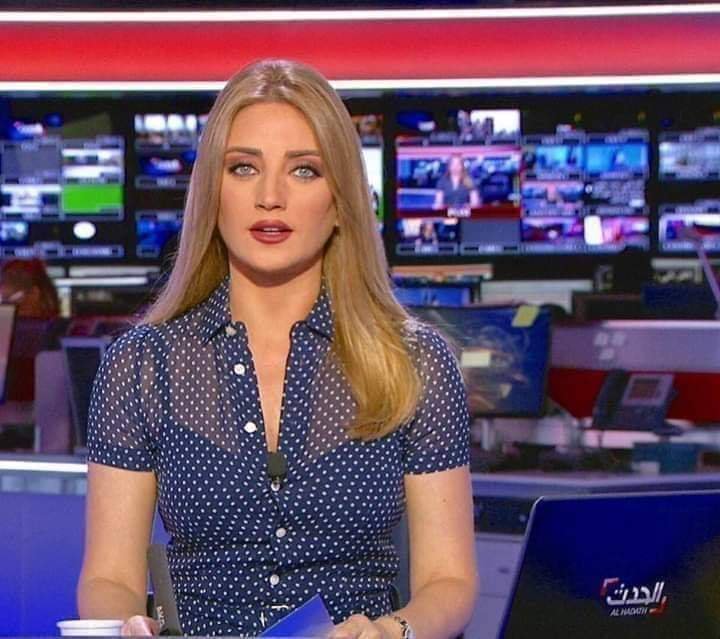 شاعر يتغزل بإعلامية وردها يحدث بلبلة