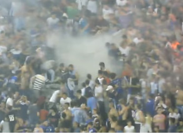 بالفيديو.. . اللحظات الأولى لإصابة مشجع