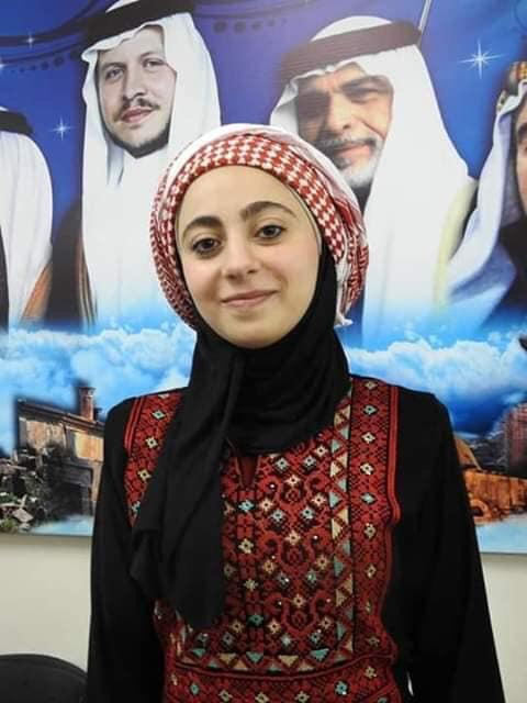 الطالبة قواقزة تفوز بمسابقة تحدي القراءة