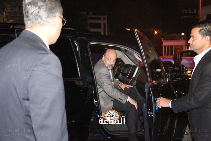 طائرة الرزاز تحط في مطار الملكة