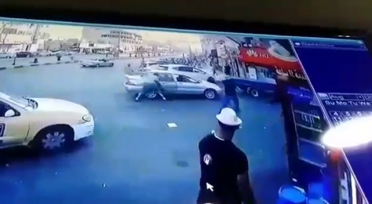 شاهد لحظة طعن شخصين داخل مركبتهم