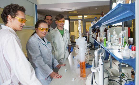 فنان مصري يبيع سيارته لمحاربة السرطان