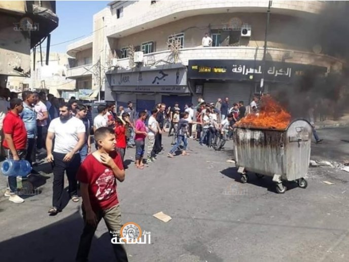 احتجاجات وإغلاق شوارع وحرق حاويات في