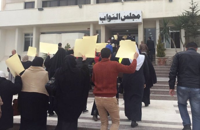 نواب يستمعون لمطالب حملة أمي أردنية