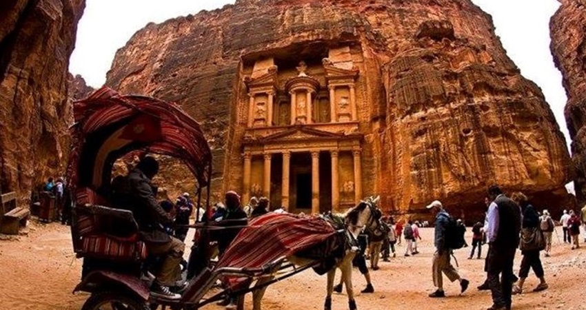 التحقيق مع دليل سياحي زوّر بطاقات