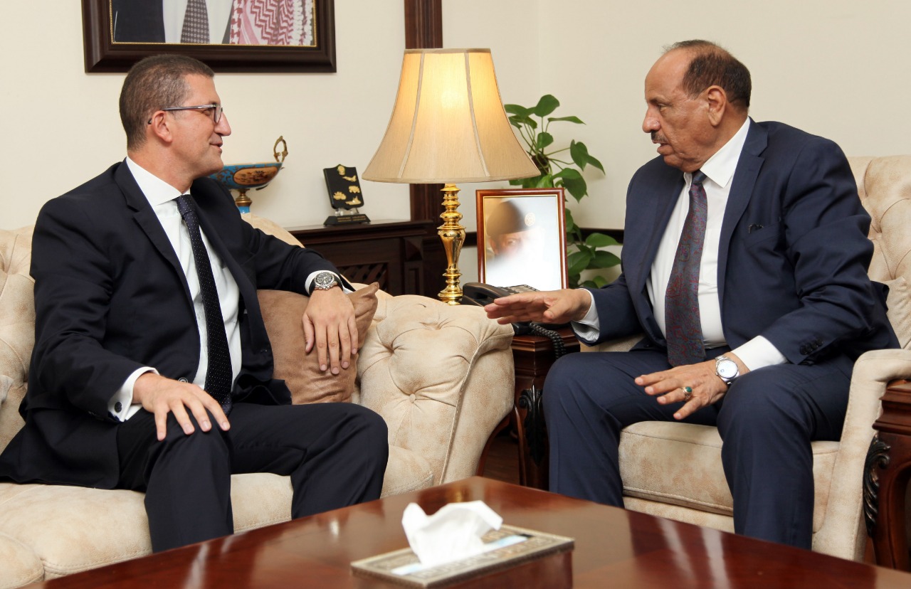 حماد يبحث مع السفير المصري سبل