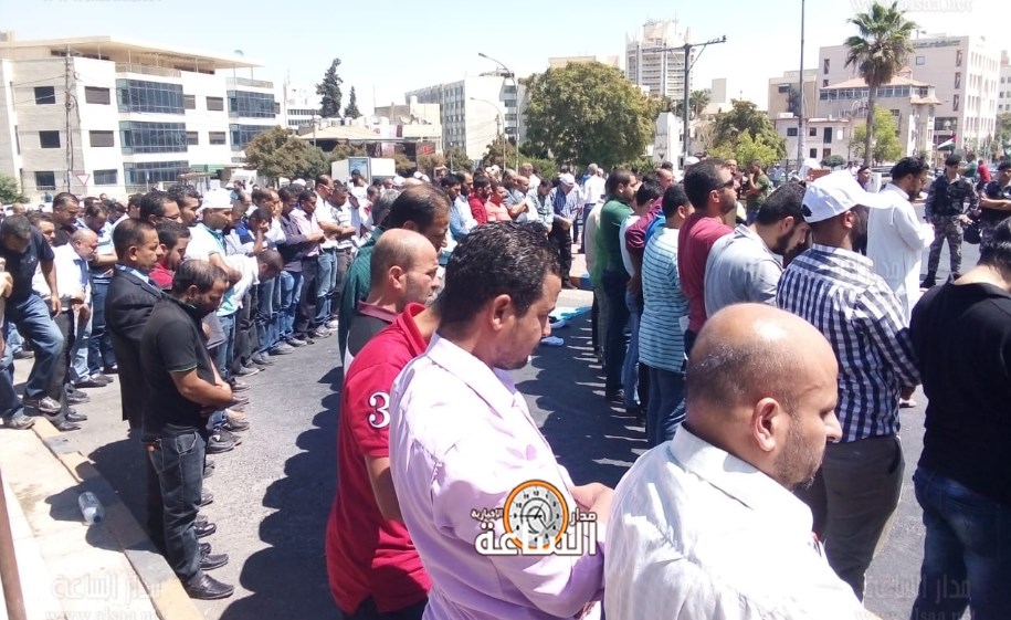 المعلمون يغلقون الدوار الثالث ويصلون صلاة