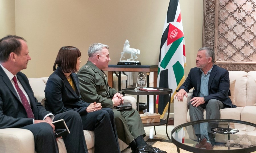 الملك يستقبل قائد القيادة المركزية الأمريكية