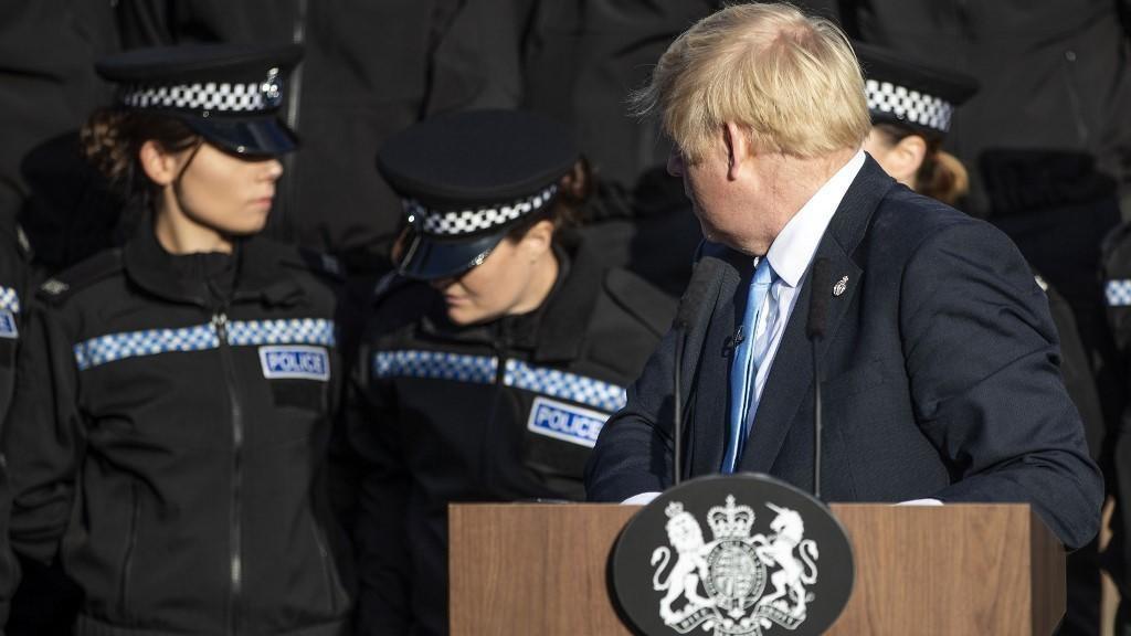 جونسون يكمل خطابه رغم إصابة شرطية