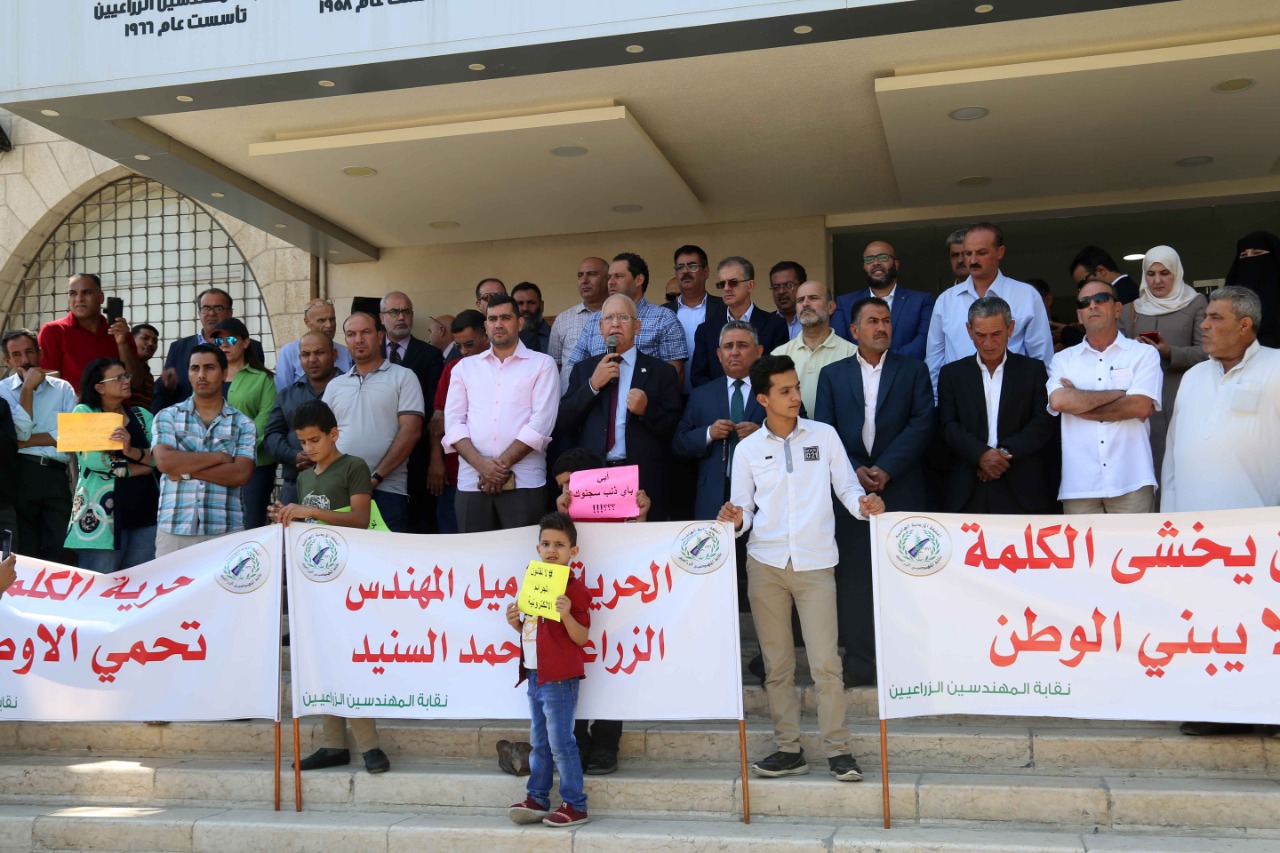 الزعبي يلحق بركب المعلمين ويطالب بعلاوة