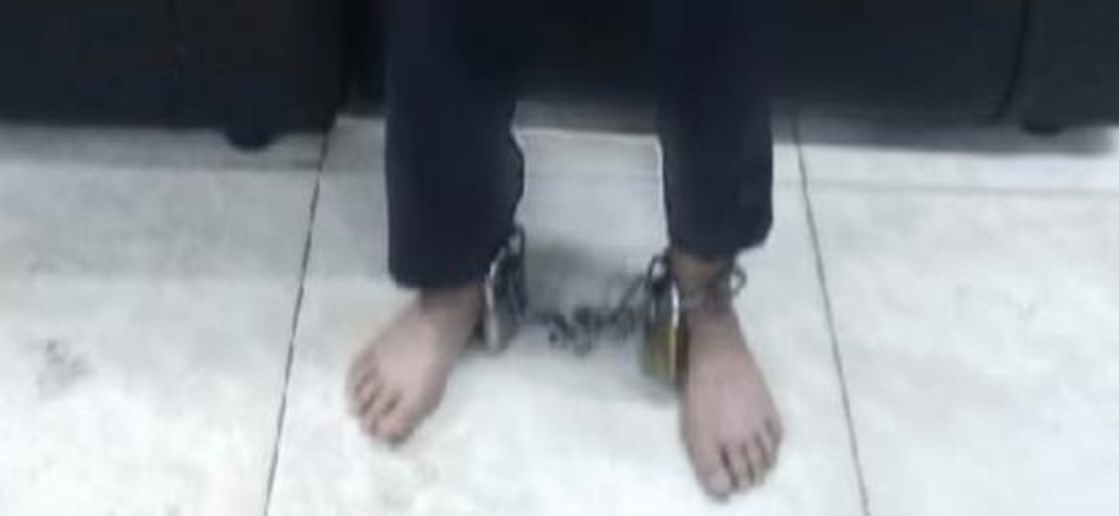 والد يكبّل ابنه بجنزير في الزرقاء