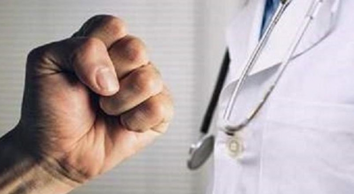 الصحة تحقق بشكوى الاعتداء على طبيب