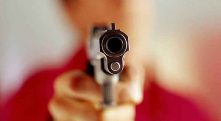 حكم يشهر مسدسا بمباراة في الدوري