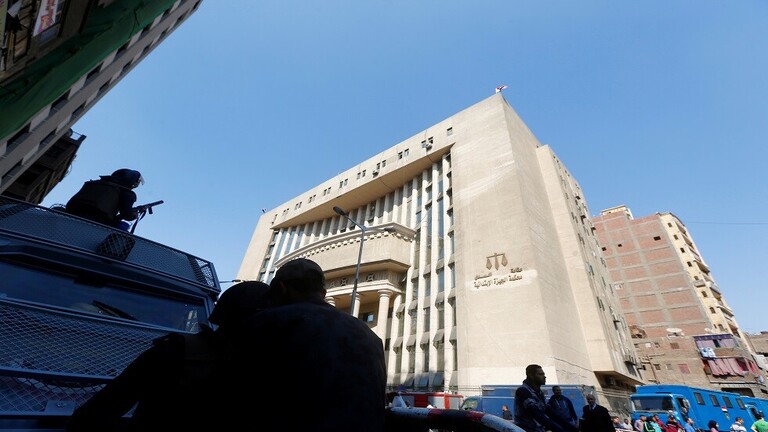 مطالب بإدراج فنان مصري مشهور على