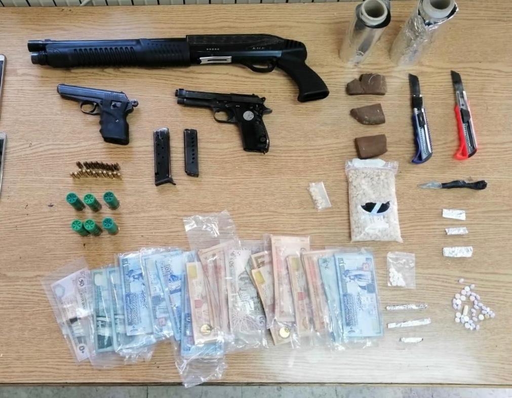 ضبط 14 مروجا للمواد المخدرة واسلحة