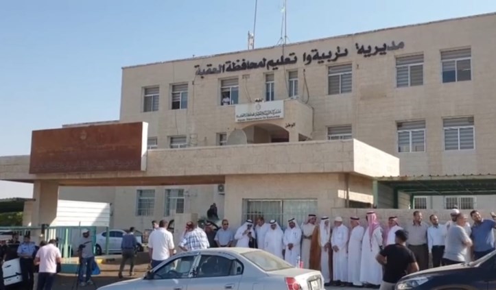 ذوو طلبة يطالبون بانهاء اضراب المعلمين