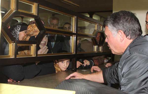 الملك يبدأ زيارات مفاجئة إلى مؤسسات