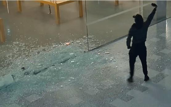 بخطوة.. سرقوا منتجات أبل بقيمة 300