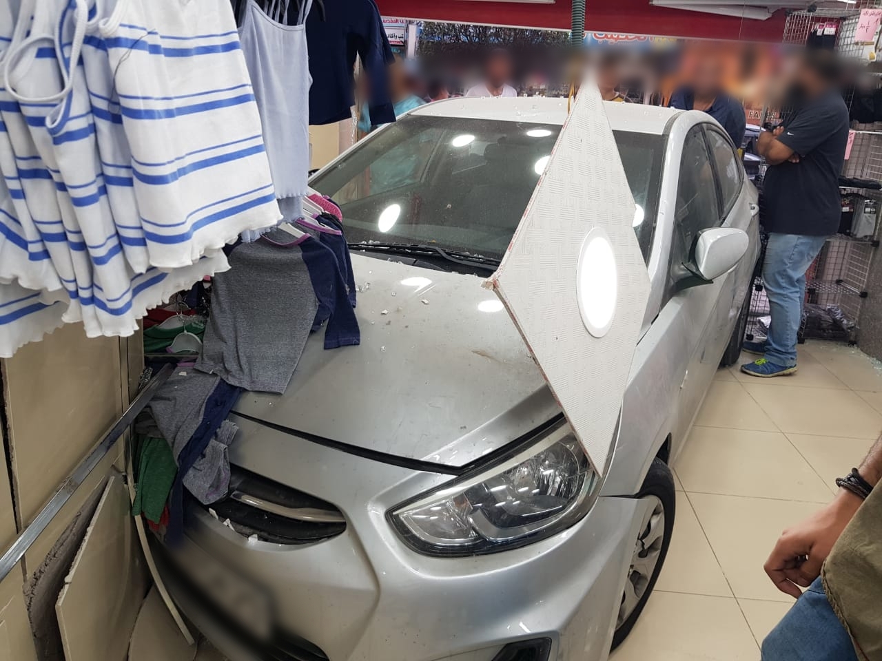 مركبة تقتحم محلا تجاريا في اربد