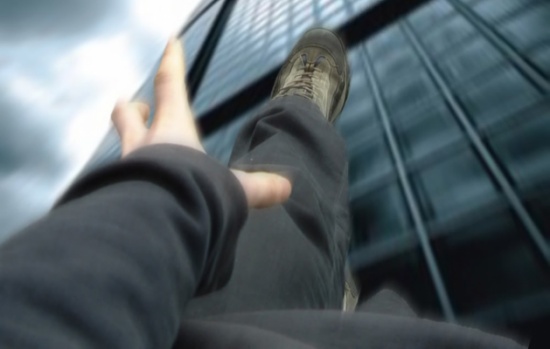 عشريني يلقي طفلته من الطابق الرابع