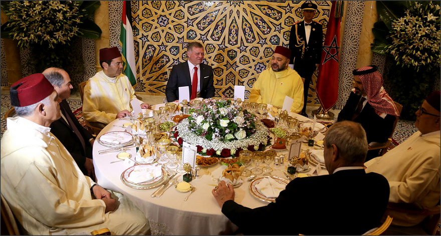 العاهل المغربي يقيم مأدبة عشاء تكريما