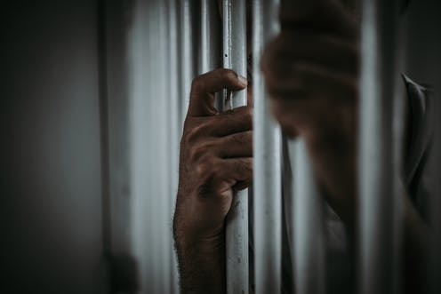 اعتذر بالمرة الاولى ليعود ويكرر فعلته