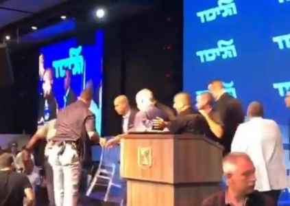 لحظة هروب نتنياهو من تجمع انتخابي