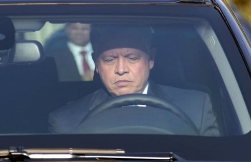 الملك يطلع على سير العمل في