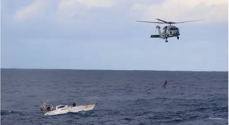 إنقاذ من عرض المتوسط.. مروحية تنتشل