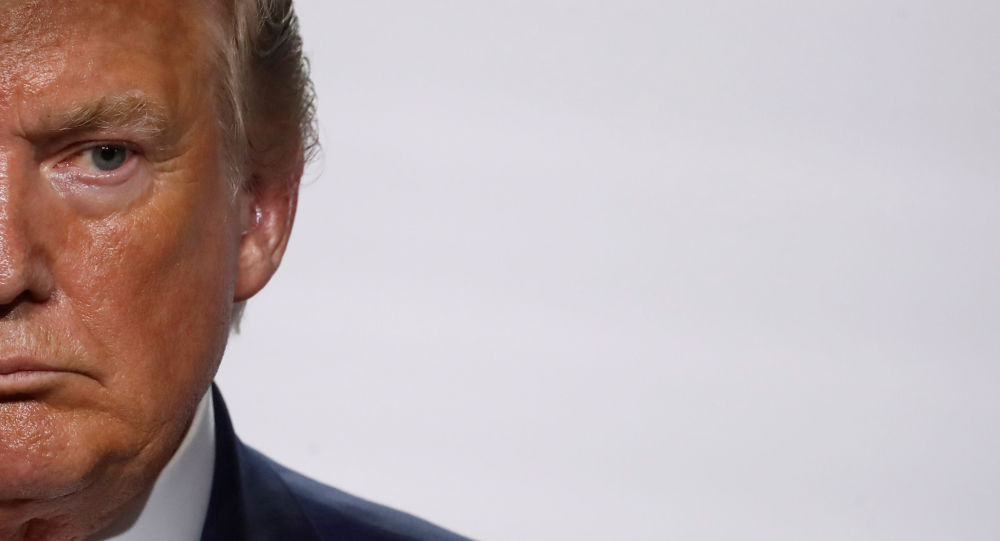 ترامب يطالب علماء الأرصاد الجوية بتغيير