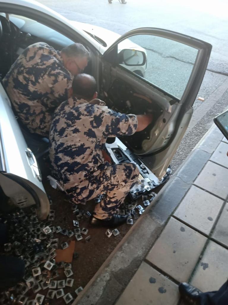 «الجمارك» تحبط تهريب 200 سيجارة الالكترونية