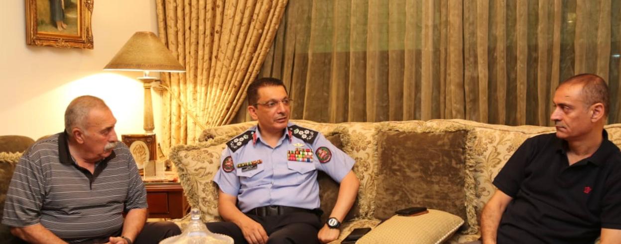 «حقيبة» تقود مدير شرطة شمال عمان