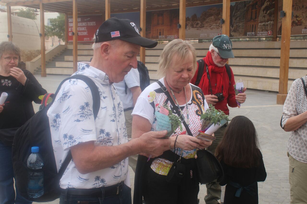 استقبال زوار البترا بالورد والقهوة (صور)