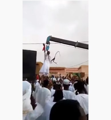 فيديو.. عريس يحيّي المعازيم بطريقة غريبة