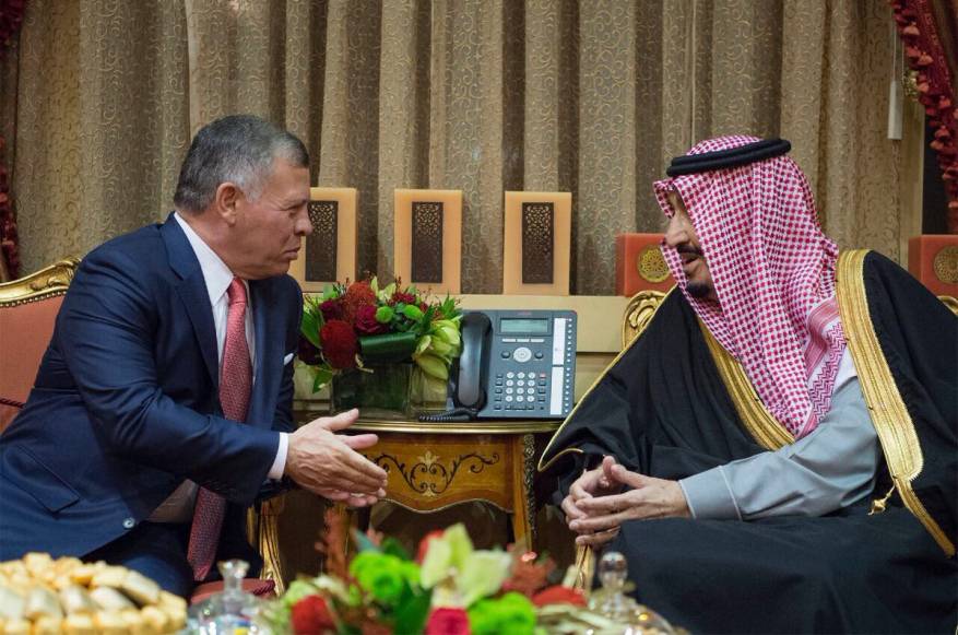 الملك يؤكد لخادم الحرمين وقوف الأردن