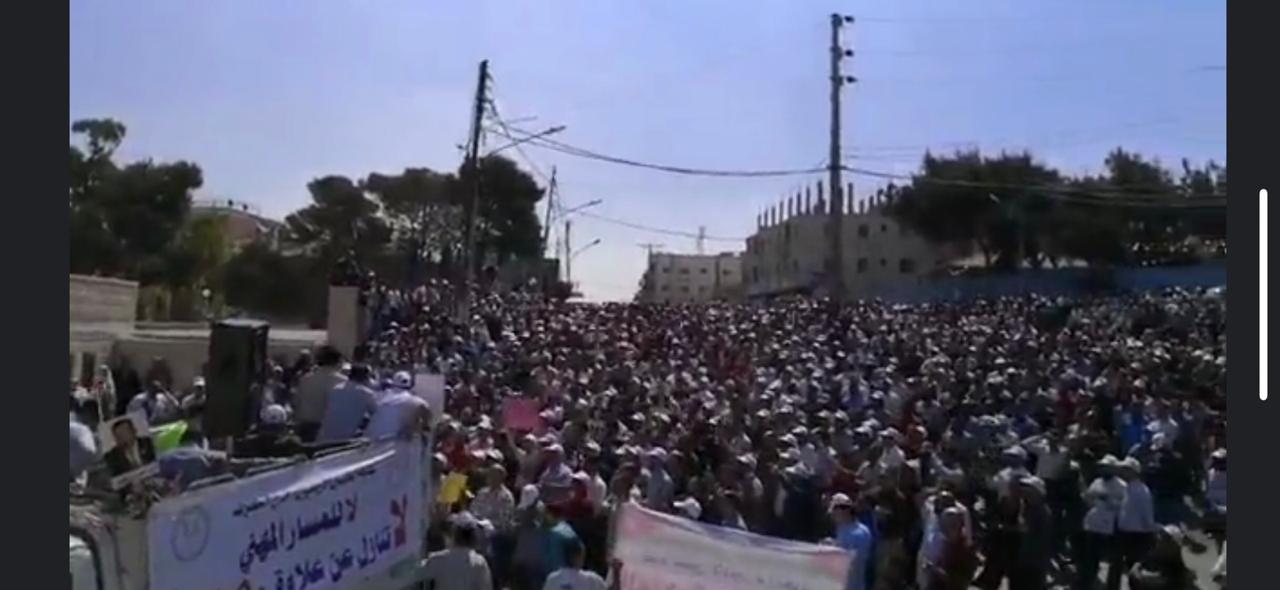 مسيرة للمعلمين المضربين عن العمل في