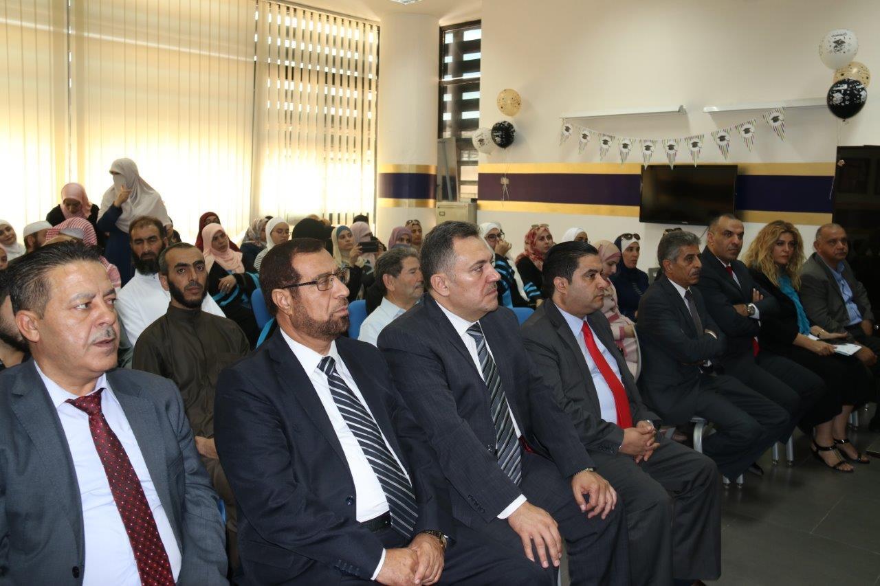 شريعة ’عمان العربية‘ تكرم طلبتها الخريجين