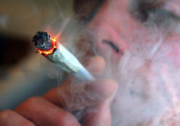 ضبط شخص بث فيديو «تعاطيه للحشيش»