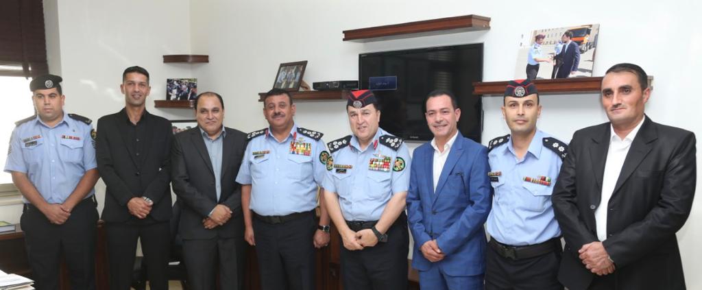 العميد الدكتور خالد العجرمي يكرم عدد