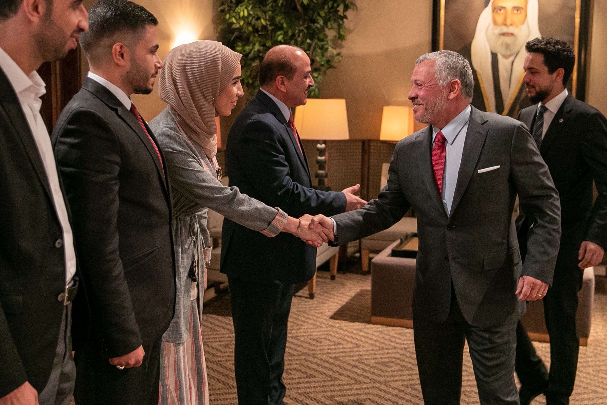 الملك مخاطبا الشباب: أنتم السلاح والذخيرة