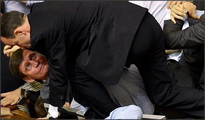 عراك بالأيدي بين مدير مدينة الأمير